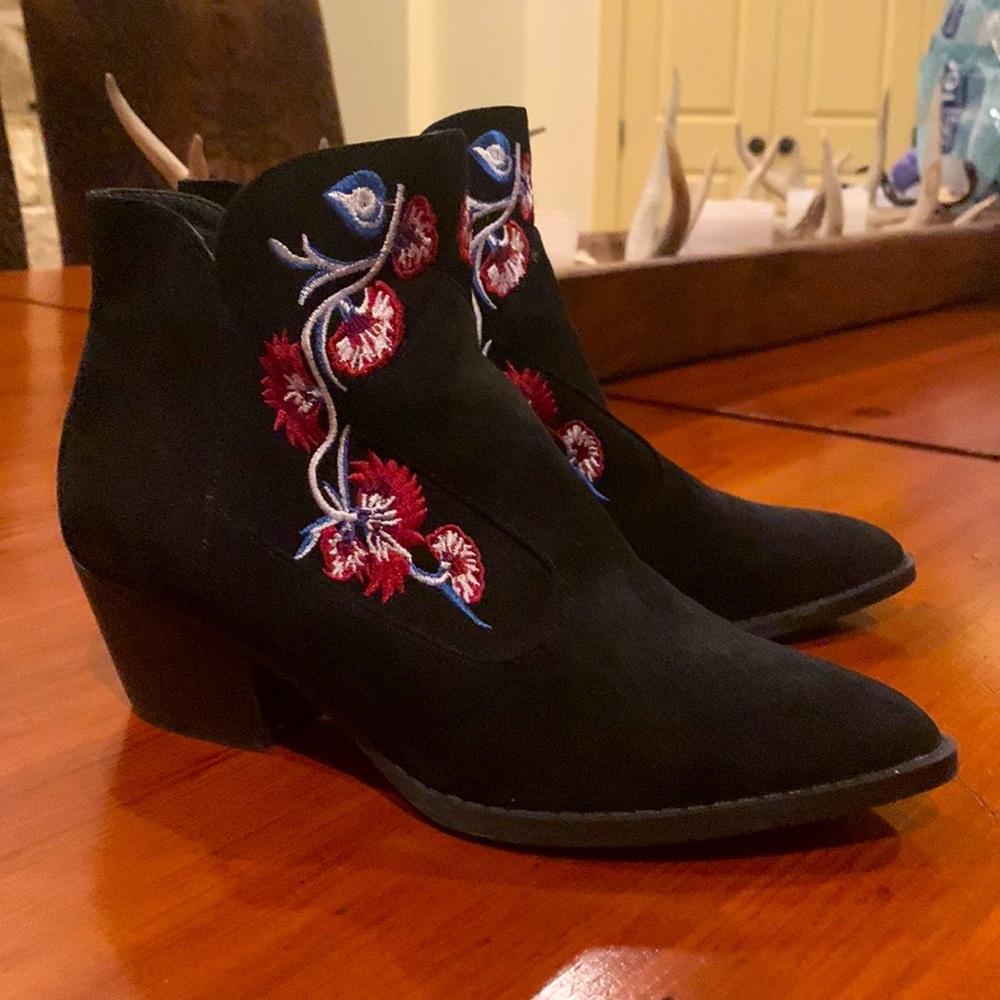 Black embroidered Layne boots